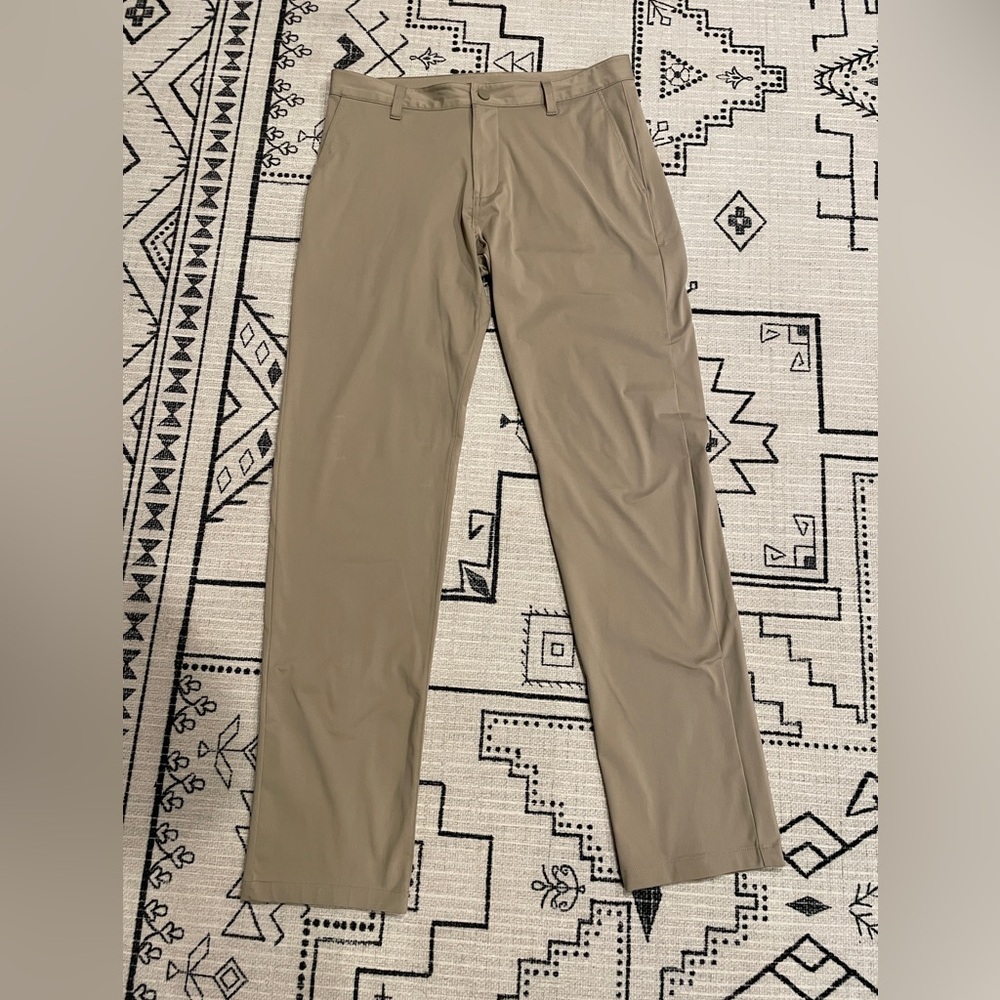 Men’s Rhône Khaki color pants, gently used. Amazing quality. Size 32.